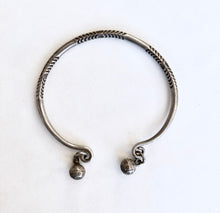 Load image into Gallery viewer, Delicate Silver Ball Bracelet